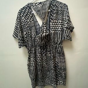 TRAMP Black and cream houndstooth design short dress front zipper and tie close